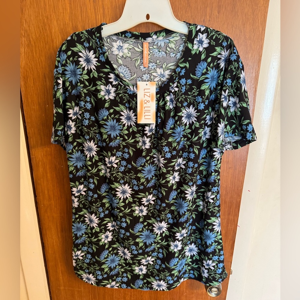Women's Beautiful Short Sleeve Floral Top Size 1X New With Tags, by Liz & Lilli